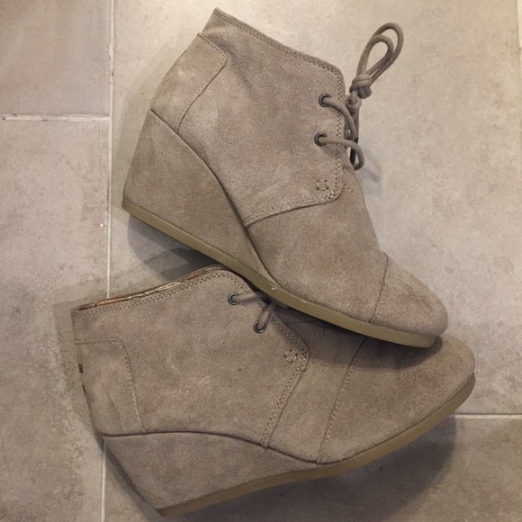 Toms Shoes - Toms Womens 7.5 Desert Wedge Suede Boot Like New